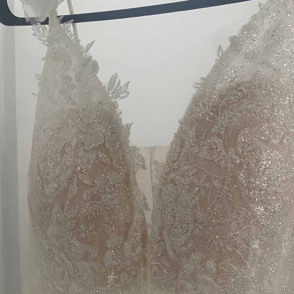Elegant White Sleeveless Gown - Picture 5 of 6